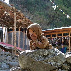 direct-nepal-helpen-langtang-jongen