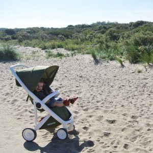 duurzame kinderwagen Greentom Classic in olijf en wit | www.lauraenjames.com