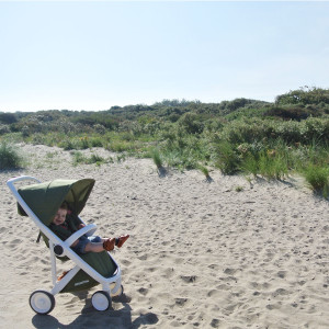 duurzame kinderwagen Greentom Classic in olijf en wit | www.lauraenjames.com