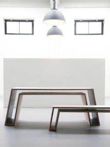 4zitter kindertafel en bankje van Onshus. Verkijgbaar bij Hoeked | www.lauraenjames.com