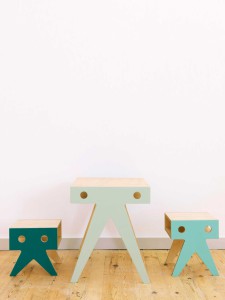 Walrus family - kinderbureau en kinderstoel van Nimio, gemaakt van Fins berken. Verkijgbaar bij Hoeked | www.lauraenjames.com