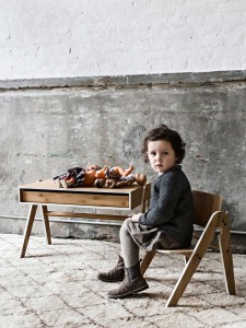 Kinderbureau en kinderstoel van Wedowood, gemaakt van bamboe. Verkijgbaar bij Hoeked | www.lauraenjames.com
