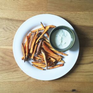 The Green Happiness cheatweek, zoete aardappelfriet met tzatziki | www.lauraenjames.com