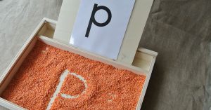 Letters oefenen met een schrijfdoos