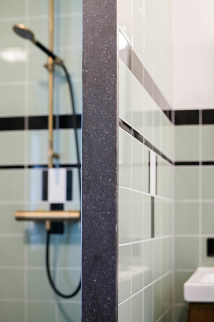 duurzame badkamer jaren 30 huis messing douche